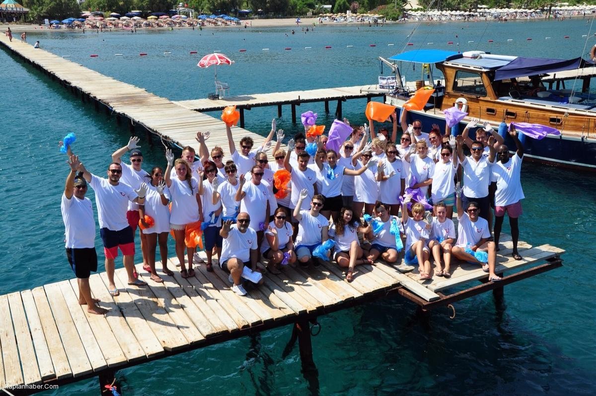 Bodrum&#039;da 50 turizmci, kıyı temizliği yaptı